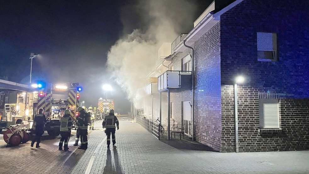 Dichter Rauch zog in der Nacht zum 12. Juni 2022 aus der Wohnanlage am Hauptkanal in Papenburg. Foto: Stadt Papenburg/Feuerwehr