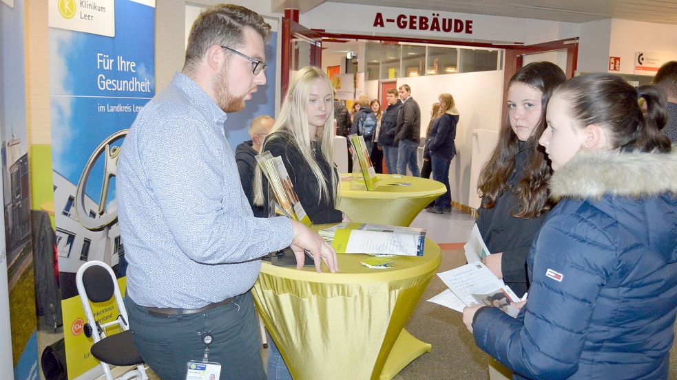 Der Landkreis Leer informierte über seine zahlreichen Ausbildungsmöglichkeiten. Fotos: Weers