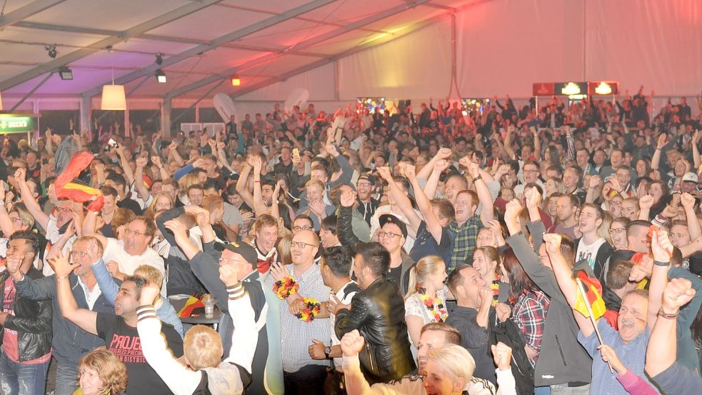 Auch in leer gehörte Public Viewing zu den Fußball-Weltmeisterschaften dazu. Dieses Mal gibt es darum aber eine hitzige Debatte. Foto: Wolters / Archiv