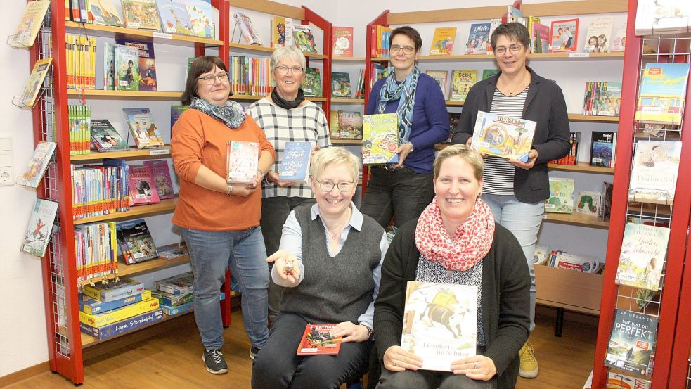 Das Team der Bücherei Strücklingen ist mit den Vorbereitungen beschäftigt für die Ausstellung beschäftigt (von links): Rita Buß, Bianca Stavermann, stehend von links: Astrid Cordes, Maria Schnau, Christiane Immer, Anita Kruse. Foto: Passmann