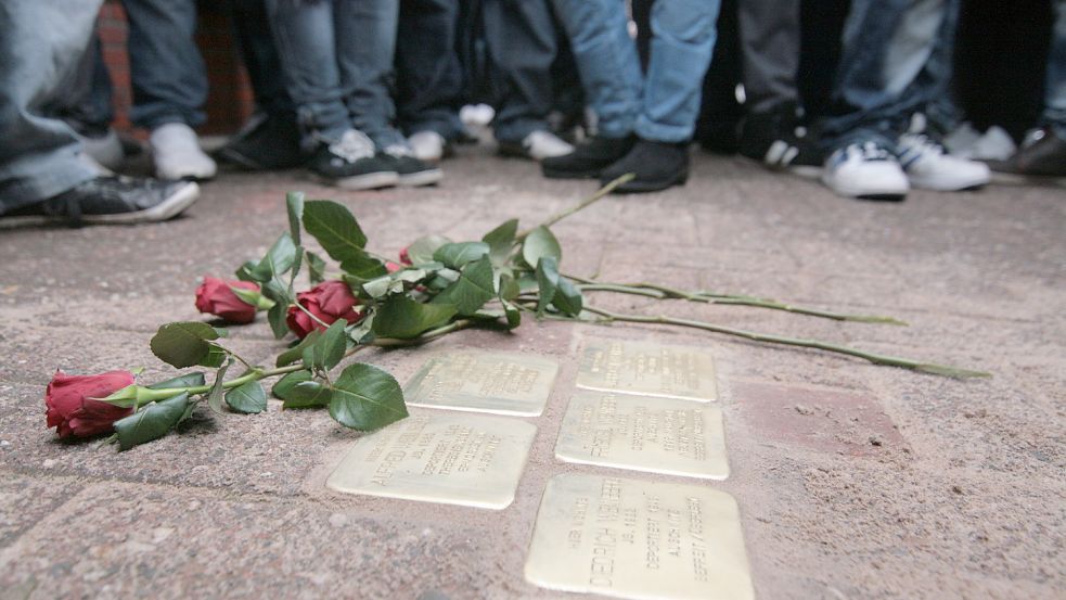 In Gedenken an die Reichspogromnacht sind auch in der Gemeinde Rhauderfehn an drei Stellen Stolpersteine verlegt worden. Bild: privat