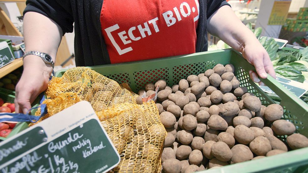 Die Inflation treibt die Preise, weswegen viele Deutsche beim Lebensmitteleinkauf sparen. Das spüren auch die Kartoffel-Produzenten: Bio-Ware ist deutlich weniger gefragt. Foto: Jens Büttner/dpa
