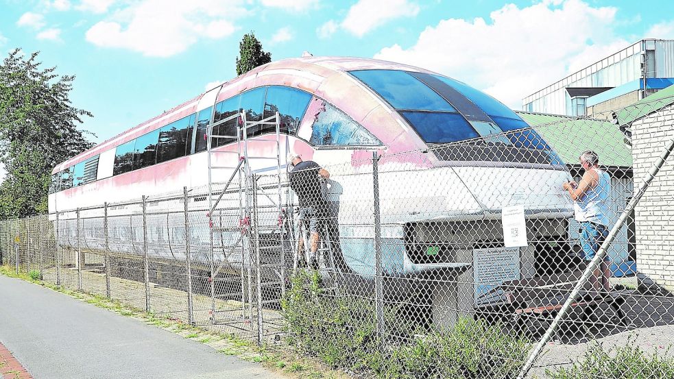 Der verwitterte Transrapid 07 beim Besucherzentrum soll im kommenden Jahr neu lackiert werden. Auch den Zaun will der Förderverein erneuern. Gerd Schade/Archiv