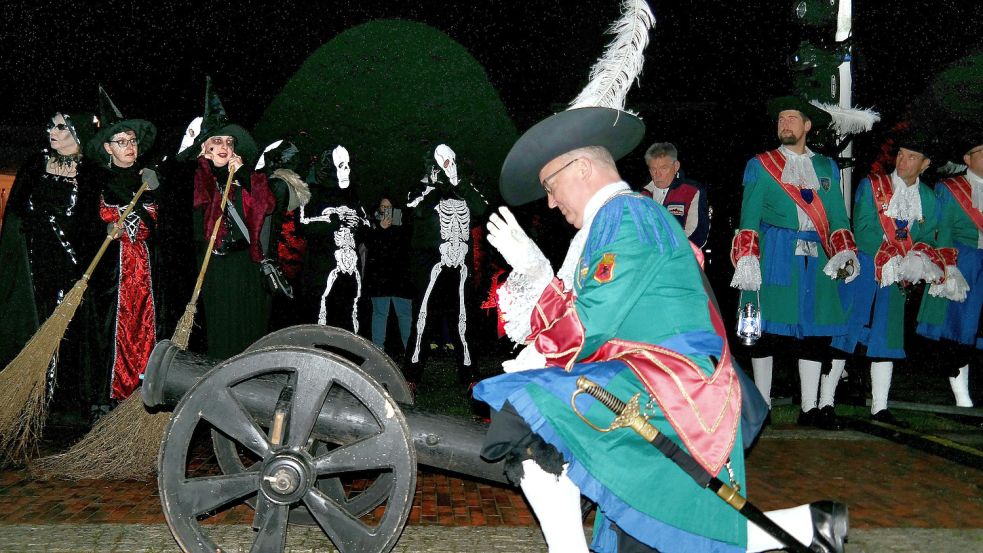 Mit einer großen Kanone gelang es den Narren, die schwere Eichentür des Rathauses zu überwinden und das Verwaltungsgebäude wieder zu erobern. Foto: Bootsmann