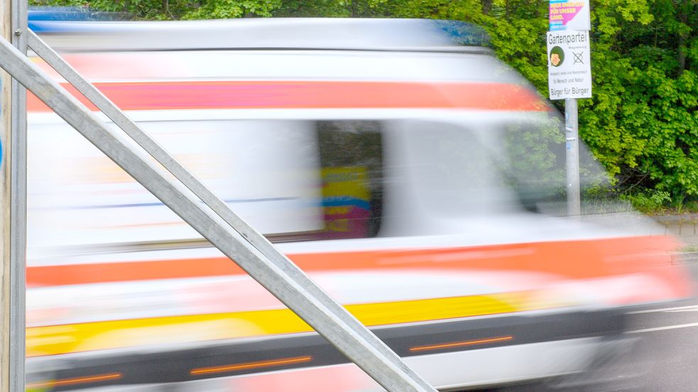 Jeder sechste Rettungswagen kommt in Sachsen-Anhalt spät an – nach zwölf Minuten oder später. In Niedersachsen sind die Vorschriften nicht so streng: Die Hilfsfrist beträgt nur 15 Minuten. Foto: Gabbert/dpa