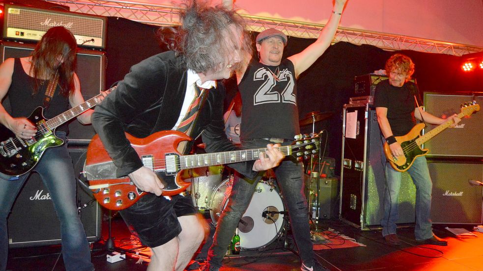 Die AC/DC-Coverband Dirty Deeds trat zum wiederholten Male im Musik-Café Marienheil auf. Auch dieses Mal sorgten sie wieder für prächtige Stimmung. Foto: Weers