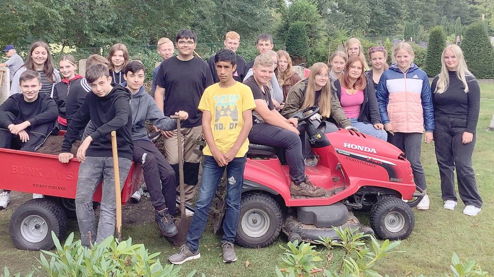 Packten 2021 auf dem katholischen Friedhof in Langholt tüchtig mit an: Die Jungen und Mädchen des Wahlpflichtgeschichtskurs der Klasse R8 der Schule Osterfehn in Ostrhauderfehn kümmerten sich um sogenannte Kriegsgräber und die Gräber von Kindern, die Zwangsarbeiterinnen bekommen hatten. Ihren Einsatz haben sie auf Tiktok unter „schulvibesofehn“ veröffentlicht. Inzwischen wurde das Massengrab unter Anleitung der Landschaftsarchitektin Jessica Gelfert ganz neu bepflanzt. Foto: Schule Osterfehn