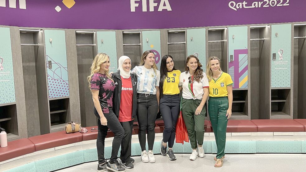 Fan Leaders der WM in Katar. Ganz links steht Yezenia Navarro aus Mexiko. Foto: Susanne Fetter