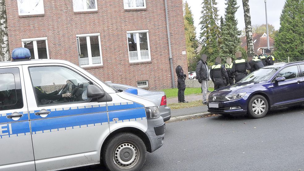 Zahlreiche Beamte waren am Dienstag zum Finanzamt in Leer ausgerückt. Foto: Wolters