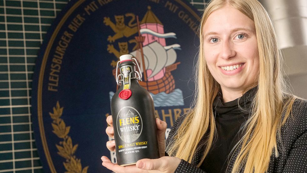 Nadina Andersen von der Brauerei zeigt die Whisky-Flasche mit typischen Plopp-Bügel. Foto: Sebastian Iwersen