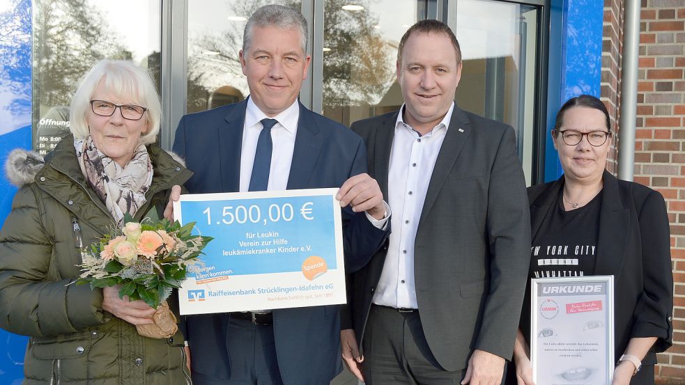 Das Foto zeigt (von links) Christa Lindenberg (Leukin), Wilfried Lüken (Zweigestellenleiter der Raiba Strücklingen-Idafehn in Rhaudermoor), Ralf Lüken (Vorstand Raiba Strücklingen-Idafehn) und Christiane Heidelberg (Mitarbeiterin des Tui ReiseCenter Bohlmann). Foto: Weers