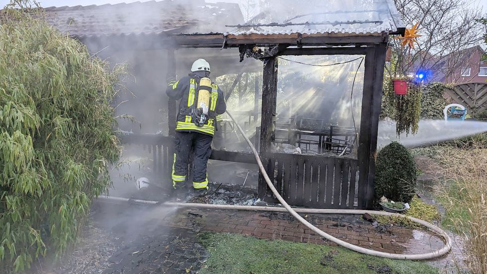 Diese Blockhütte am Fuchsweg wurde durch ein Feuer zerstört. Foto: Bruns/Feuerwehr