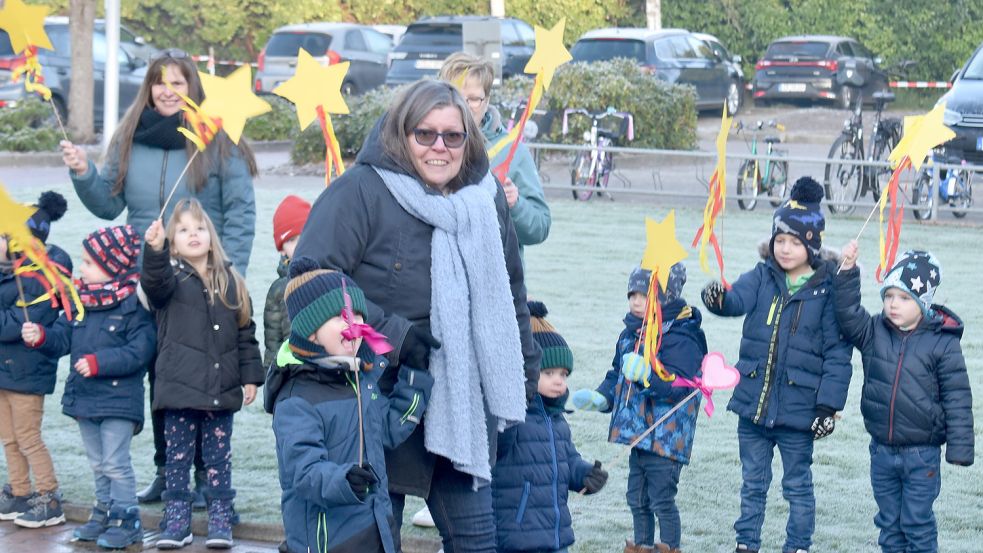 Als Monika Fischer am Freitagvormittag den Kindergarten betritt, den sie seit fast 30 Jahren leitet, wird sie von Mitarbeiterinnen und Mitarbeitern und den Kindern begrüßt. Fotos: Zein