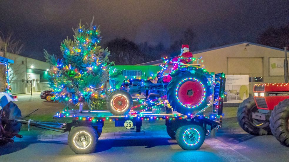 Auch der Weihnachtsmann saß im vergangenen Jahr auf einem der Traktoren. Foto: Archiv/Lohmann