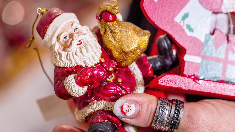 Das Erscheinungsbild von „Santa“ mit roter Jacke und Zipfelmütze hat Coca-Cola in die Welt getragen. Foto: Büttner/dpa