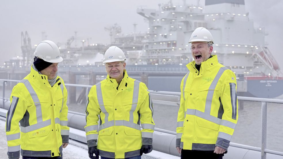 Robert Habeck (Bündnis 90/Die Grünen, li.), Bundesminister für Wirtschaft und Klimaschutz, Bundeskanzler Olaf Scholz (SPD) und Christian Lindner (FDP, re.), Bundesfinanzminister, stehen vor der „Höegh Esperanza“. Foto: Sohn/POOL