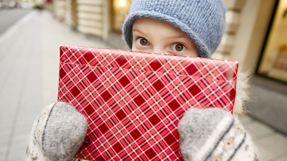 Weihnachten ist die Zeit des Schenkens. Doch was steckt hinter diesem Geben und Nehmen? Foto: imago images/Westend61