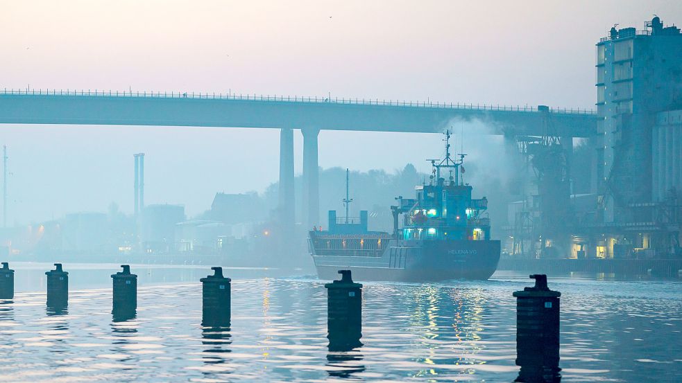 Ein Schiff fährt auf dem Nord-Ostsee-Kanal im Kieler Stadtteil Holtenau. In der dortigen Schleuse kollidierte die „BBS Emerald“ am Dienstag mit dem Leitstand des Schleusenmeisters. Symbolfoto: Heimken/DPA