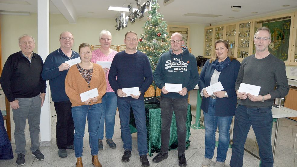 Für ihre Mitarbeit bei der Ausrichtung des Völlenerfehner Weihnachtsmarktes erhielten gleich mehrere Vereine, Institutionen und Gruppen aus Völlenerfehn eine kleine Zuwendung für deren Jugendarbeit. Das Foto zeigt deren Vertreter zusammen mit Ewald Groeneveld (links), Beisitzer der IGV Völlen, Völlenerkönigsfehn, Völlenerfehn und Umgebung. Foto: Weers