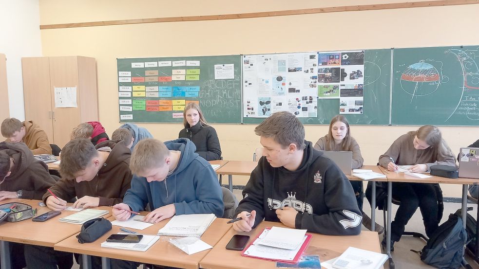 Die Klasse 10.S2 des Albrecht-Weinberg-Gymnasiums ist hochkonzentriert beim Schreiben der Weihnachtspost. Fotos: Scherzer