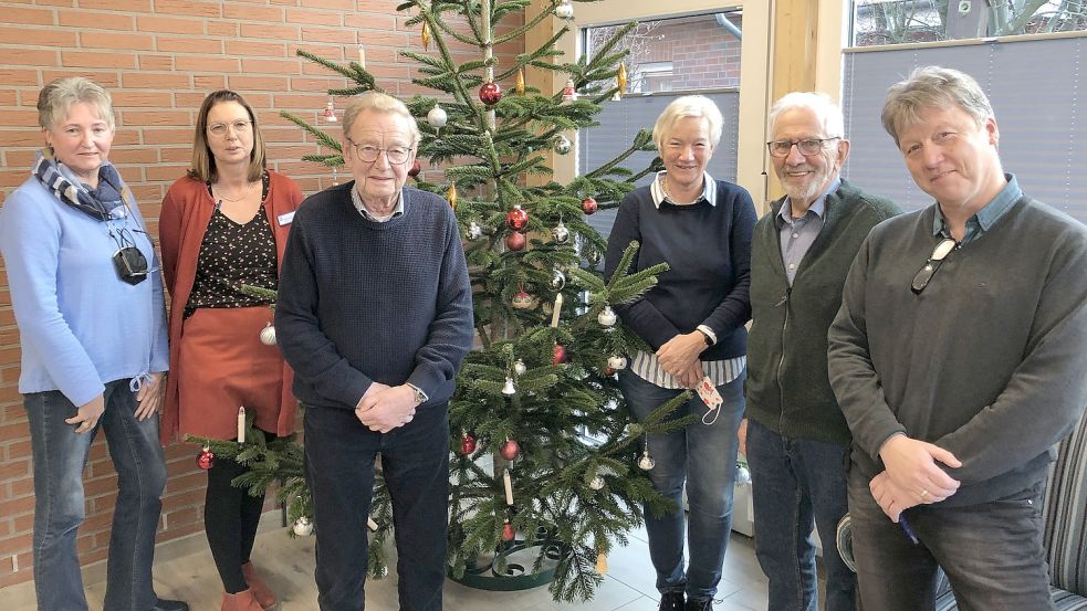 Jannette Meyer (von links) ist eine der Ehrenamtlichen, die Bettina Hans-Donker koordiniert. Bernhard Buss, Franziska Swart, Fred Klinkhard sind ebenfalls Freiwillige, die im Altenzentrum Weener dabei sind. Andreas Cramer leitet die Einrichtung. Foto: Vogt