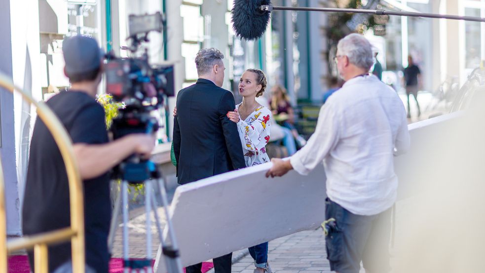 Daniel Eichinger als Chefrezeptionist und Barbara Prakopenka in der Rolle der Dominique Färber bei den Dreharbeiten für die neue ZDF-Serie „Hotel Mondial“ in der Schweriner Friedrichstraße. Foto: Jens Büttner