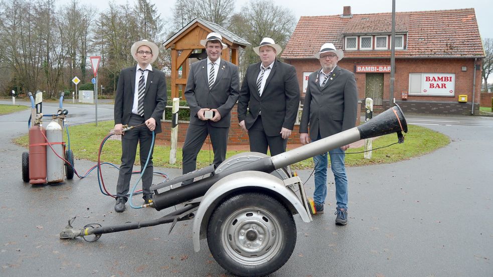 Für das Foto haben die Böllermeister (von links) Florian Pahl, Tobias Bollen, Patrick Schütte und Helmut Pahl schon einmal in der Vereinskleidung hinter ihrer Kanone Aufstellung genommen. Auf der zentralen Kreuzung in Wittensand von Bundesstraße 438 mit der Straße Zum Möhlenkamp, findet in der Silvesternacht das Brauchtumsböllern statt. Foto: Fertig