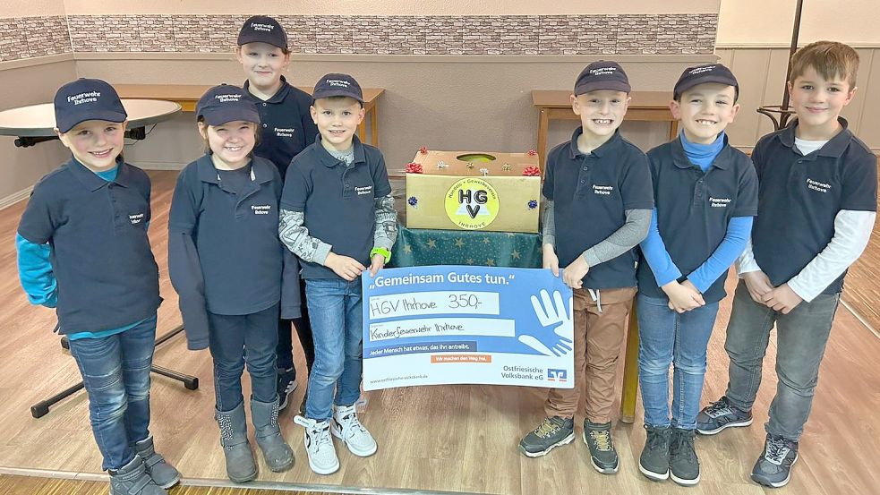 Die Mädchen und Jungen der Kinderfeuerwehr Ihrhove - das Foto zeigt (von links) Finn-Luca, Svenja, Merle, Hilko, Leon, Marlon und Arne - haben unter notarieller Aufsicht die Gewinnnummern der Weihnachtsverlosung gezogen. Die Mädchen und Jungen hatten im Dezember beim Verkauf der Lose kräftig mitgeholfen. Für diese Unterstützung erhielt die Kinderfeuerwehr von HGV einen Scheck über 350 Euro. Foto: Privat