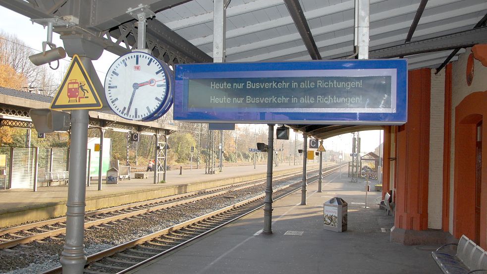 Lädt nicht unbedingt zum gemütlichen Warten ein: der Leeraner Bahnhof. Foto: Archiv