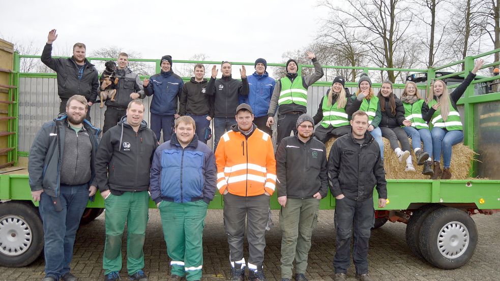 Zahlreiche Mitglieder der katholischen Landjugendbewegung Burlage/Bockhorst/Klostermoor haben sich an der Weihnachtsbaumaktion beteiligt. Foto: Weers