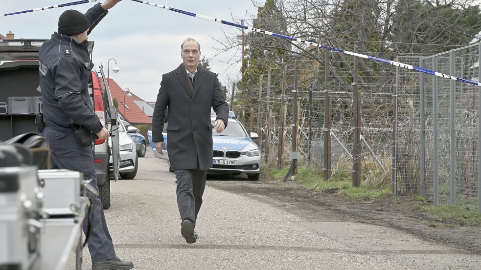 Als wäre nichts geschehen: Der in der letzten Folge lebensgefährlich verletzte Kommissar Peter Michael Schnabel (Martin Brambach) eilt zum Tatort. Foto: MDR/MadeFor/Hardy Spitz