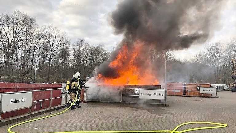 Die beiden Container standen bereits in Vollbrand, als die Feuerwehr am Einsatzort eintraf. Foto: Feuerwehr/Giehl