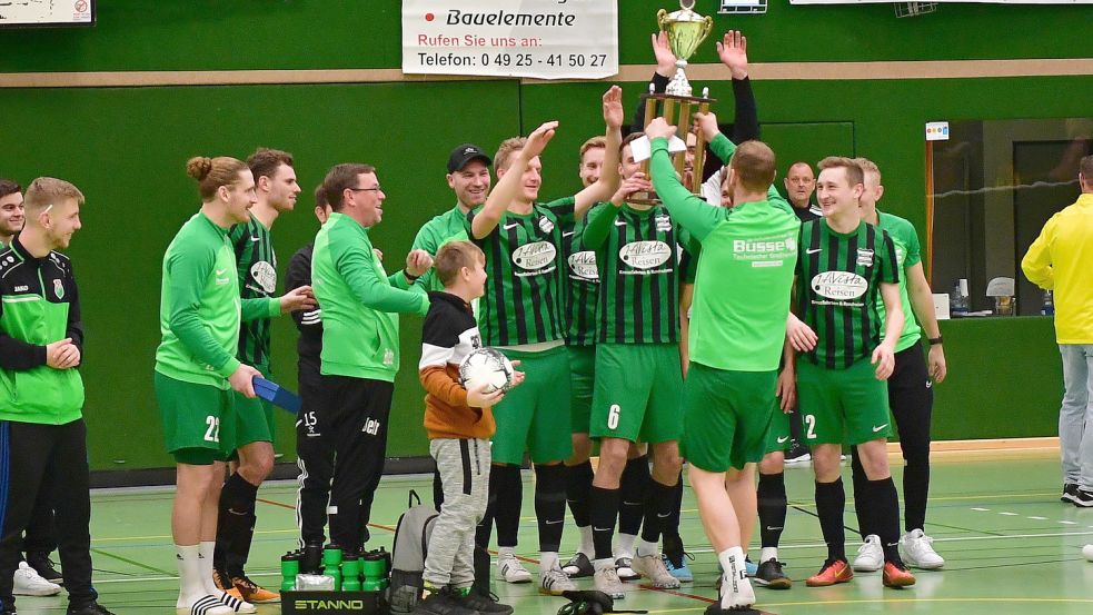 Gewohntes Bild: Die Sportfreunde Larrelt durften – wie schon bei der 38. Auflage des Neujahrsturniers in Hinte – den Pokal in die Höhe recken. Fotos: Wagenaar