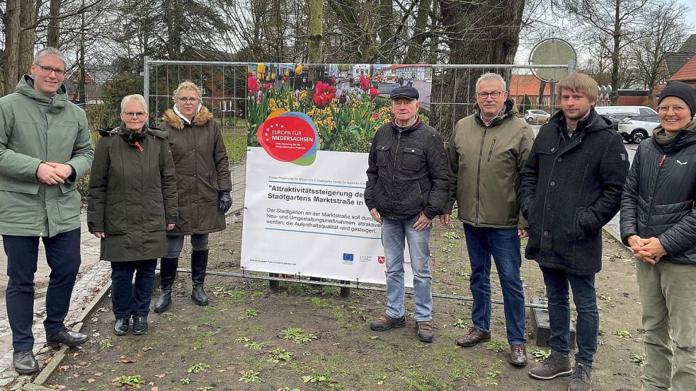 Die Planungen liegen in den Händen der Landschaftsarchitektin Christine von Cölln (rechts). Bürgermeister Heiko Abbas (von links), Hildegard Hinderks (CDU-Fraktion), Trinette Hoffbuhr (Bürgermeisteramt), Dieter Weber (UWG), der stellvertretende Bürgermeister Helmut Geuken (SPD-Fraktion) und Stefan Schmitz (stellv. Fachbereichsleiter) freuen sich, dass die Umsetzung nun bald beginnen kann. Foto: Stadt Weener