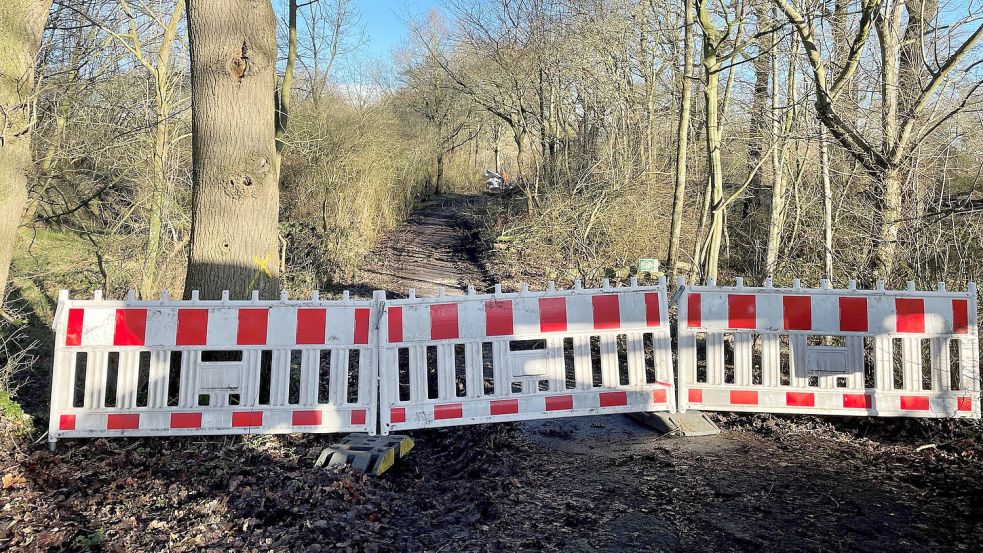 In Höhe des Leegmeedlandswegs ist der vorhandene Weg entlang des Bahndamms für Baumfällarbeiten für den geplanten Radschnellweg gesperrt worden. Foto: David Ammermann