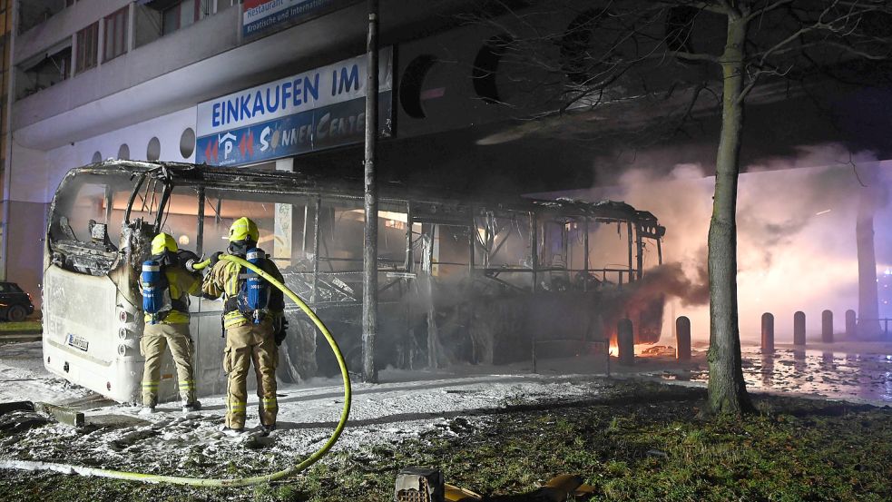 In der Silvesternacht 2022 wurden viele Einsatzkräfte angegriffen und Eigentum beschädigt. Foto: dpa/Paul Zinken