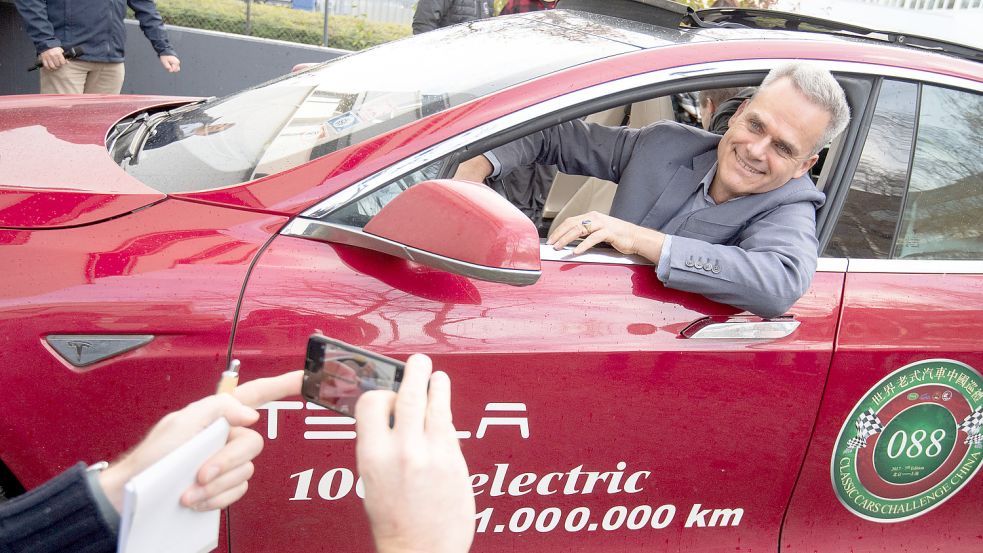 Hansjörg-Eberhard Freiherr von Gemmingen-Hornberg knackte 2019 die Schallmauer von einer Million Kilometer in seinem Model S. Mittlerweile hat er rund 1,7 Millionen Kilometer geschafft. Foto: dpa/Marijan Murat