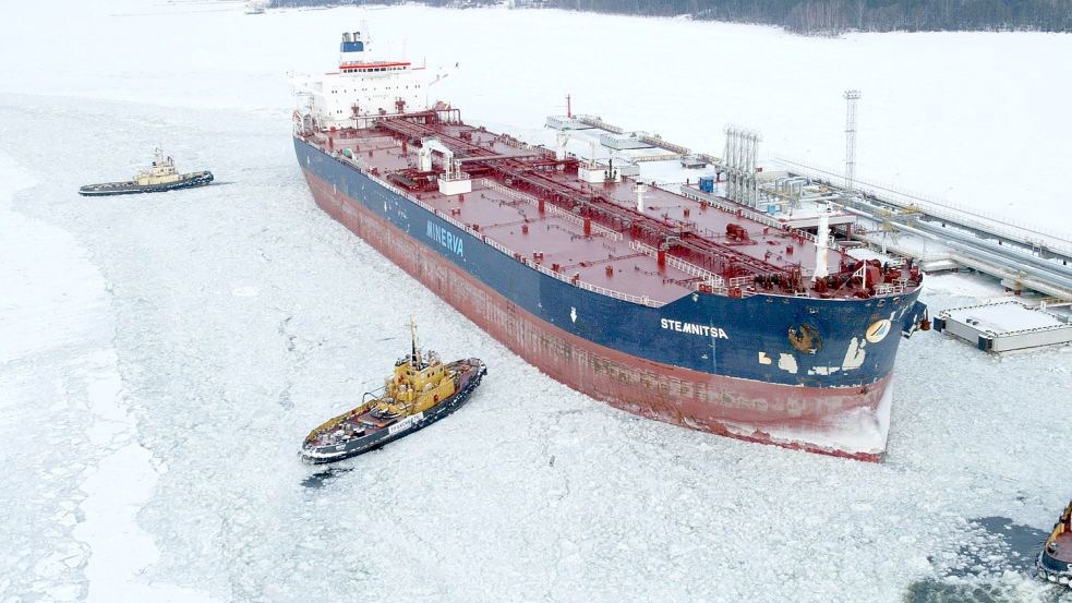 Ein Öl-Tanker im russischen Hafen Primorsk: Auch wenn kein Öl mehr aus Russland nach Deutschland importiert werden darf, läuft das Geschäft mit Diesel weiter auf Hochtouren. Deutschland zahlt Rekordpreise. Foto: Imago Images/Russian Look