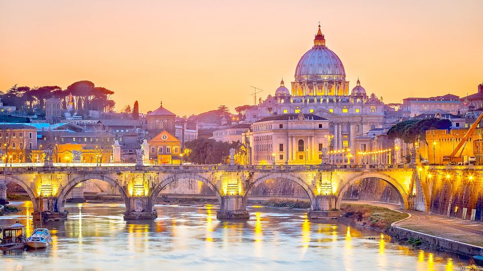 Der Anblick des Petersdoms in Rom bei Nacht. Womöglich werden ihn die Saterländer Gymnasiasten nächstes Jahr ebenfalls erleben. Vom 20. bis 27. September hat das Laurentius-Siemer-Gymnasium eine Romreise mit der gesamten Schule geplant. Foto: Fotolia