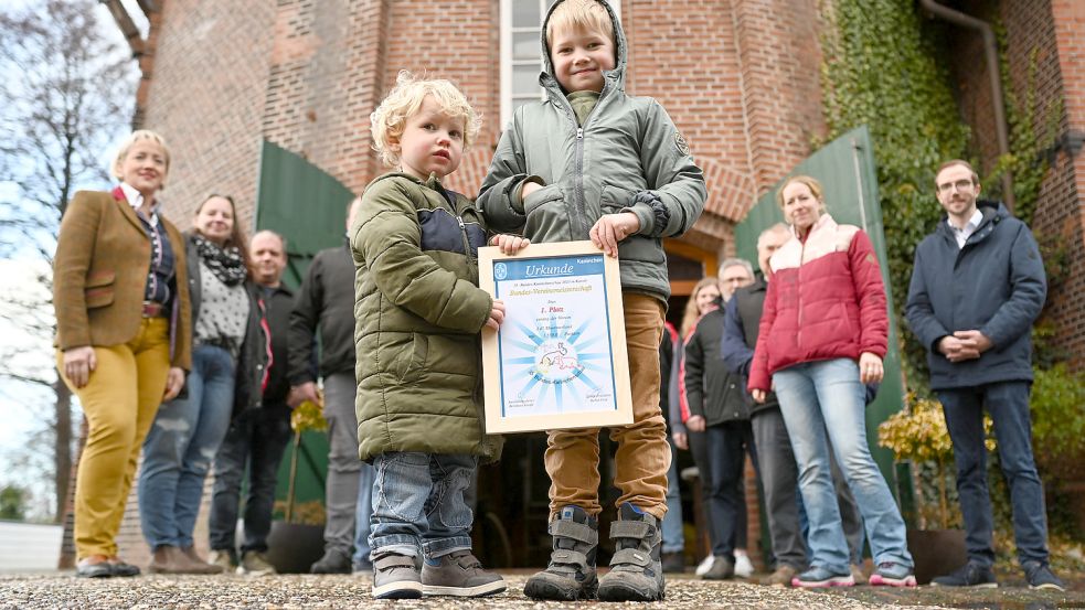 Finn (rechts) und Kai (links) Tuchscheerer sind die jüngsten Mitglieder im Verein – stolz halten sie die Gewinner-Urkunde in der Hand. Foto: Klemmer/DPA