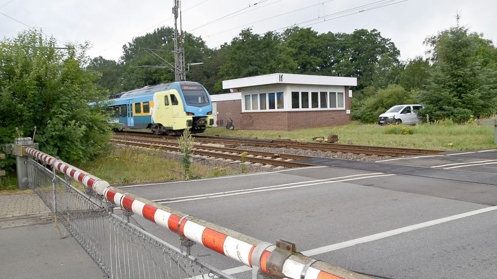 Künftig sollen Züge auch wieder in Ihrhove halten - und nicht durchfahren. 2024 soll der Bahnhaltepunkt in der Westoverledinger Ortschaft fertiggestellt sein. Foto: Ammermann/Archiv