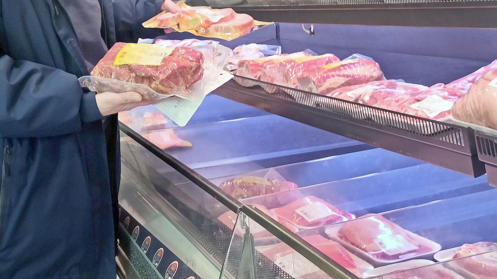 Lieber das abgepackte Fleisch oder die pflanzliche Alternative? Lidl-Kunden werden sich diese Frage demnächst wohl häufiger stellen. Foto: imago images/Martin Wagner