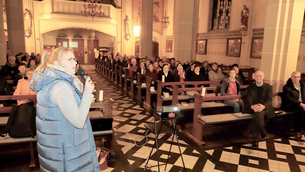 Die Theologin Franziska König (links) informierte die Besucher der Informationsveranstaltung in Ramsloh über die zukünftigen Pastoralen Räume. Foto: Passmann