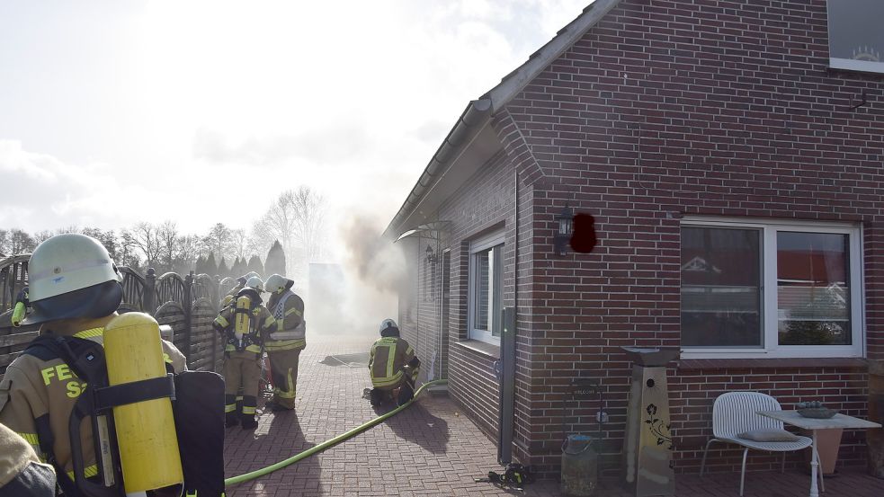 Eine Paketbotin meldete den Brand, als sie den Rauch sah. Fotos: Giehl