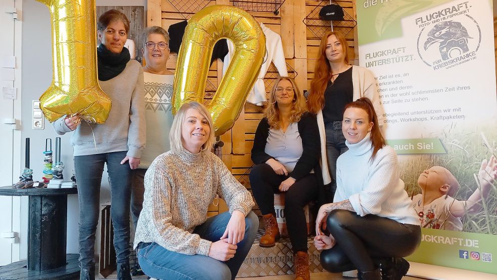 Freuen sich über das zehnjährige Bestehen (von links): Yasmina Rosenboom (Ehrenamt-Team), Iris Piras (Ehrenamt-Team), Claudia Kuhlmann (Geschäftsführerin), Anne de Vries (Kraftpakete), Verena Koopmann (Ehrenamt-Team und Merchandising) und Nina Koopmann (Ehrenamt-Team). Fotos: Scherzer