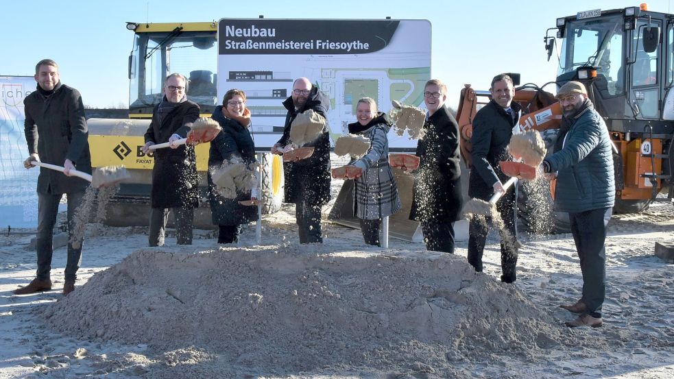 Spatenstich: (von links) Thore Güldner, Eric Oehlmann, Cristina von Pozniak-Bierschenk, Johann Wimberg, Dr. Hannah Timmer, Lukas Reinken, Olaf Lies und Sven Stratmann gaben den symbolischen Startschuss für das Millionenprojekt. Foto: Hahn