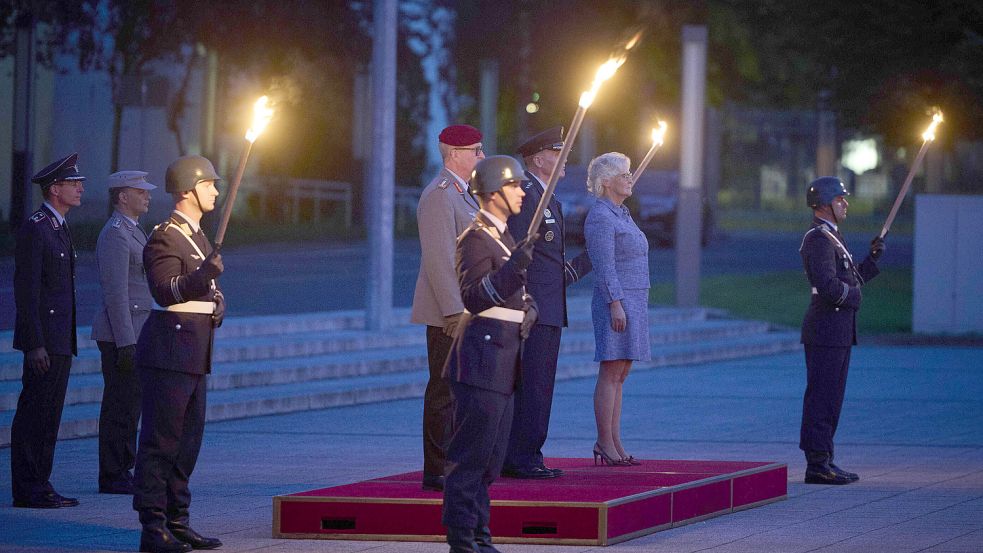 Großer Zapfenstreich für General Tod D. Wolters im BMVg in Berlin Mit einem Großen Zapfenstreich verabschiedet Christin Foto: www.imago-images.de