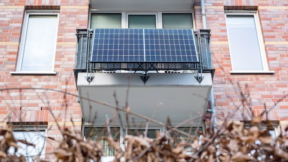 Solaranlage am Balkon: Für die Anschaffung eines privaten Mini-Kraftwerks bekommen Mieter einen Zuschuss. Foto: imago images/Robert Poorten