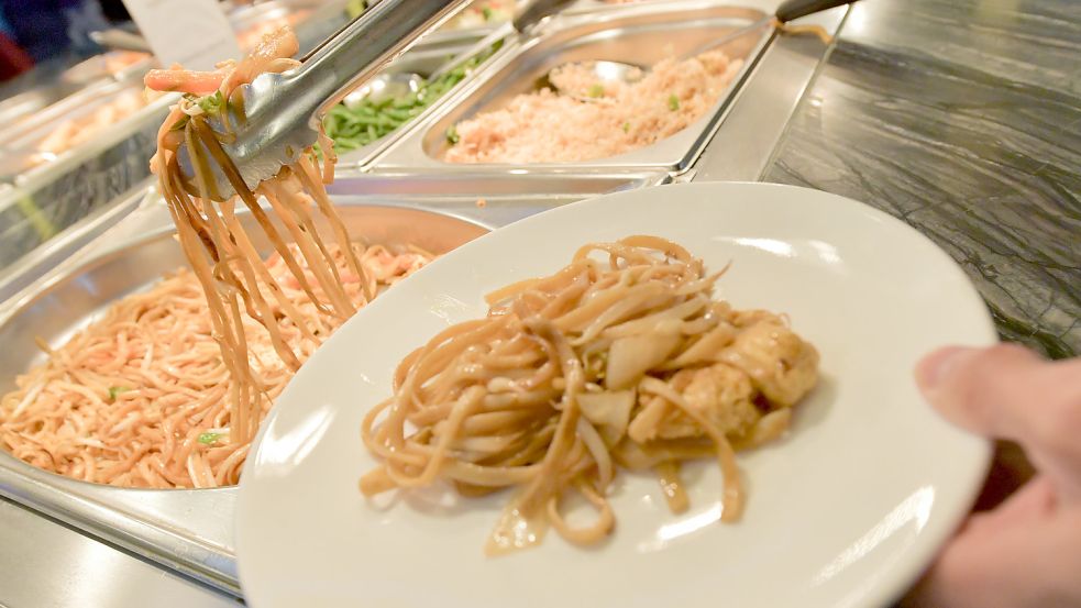 Wer sich die Teller im Restaurant Fang in Rhauderfehn vollpackt, aber die Mahlzeit nicht aufisst, muss mit einem Bußgeld rechnen. Foto: Ortgies