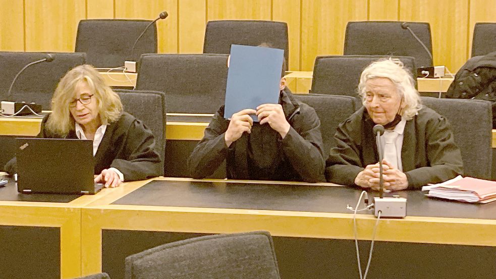 Der 20 Jahre alte Angeklagte sitzt zwischen seiner Pflichtverteidigerin Ulrike Baumann (l) und dem Anwalt Siegmund Benecken (r) im Gerichtssaal. Sechs Monate nach dem gewaltsamen Tod eines 25-Jährigen beim Christopher Street Day (CSD) in Münster hat am Landgericht Münster der Prozess gehen den Angeklagten begonnen. Foto: dpa/Carsten Linnhoff